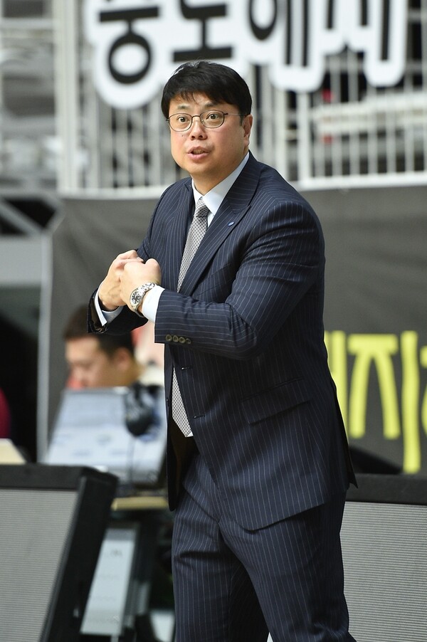 2019년 삼성생명 코치 당시 전병준 감독. 사진 | WKBL