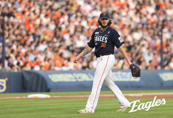 24일 코디 폰세가 이닝을 마치고 덕아웃으로 내려가고 있따. (사진=한화 이글스)