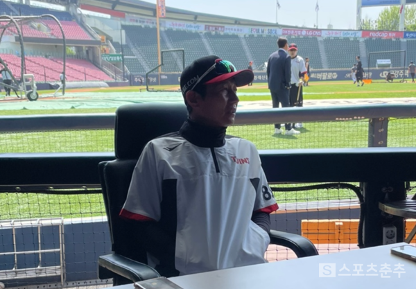 경기전 취재진과 대화하는 염경엽 감독(사진=스포츠춘추 배지헌 기자)