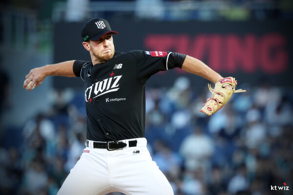 30일 잠실 LG전에 선발등판해 역투하고 있는 KT 패트릭. 사진 | KT