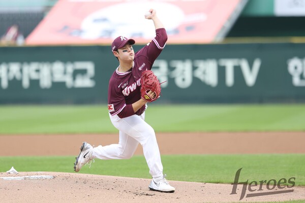 키움 히어로즈의 슈퍼루키 정현우가 4회까지 잘 던지고도 5회 고비를 넘지 못해 또 다시 승리와 인연을 맺지 못했다(사진=키움)