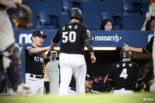 지난 23일 KT 강백호가 뜬공으로 물러난 뒤 덕아웃으로 향하고 있다. (사진=KT 위즈)
