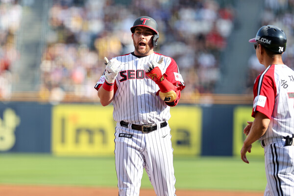 지난달 29일 LG 오스틴이 안타를 날린 뒤 세레머니를 펼치고 있다. (사진=LG 트윈스)