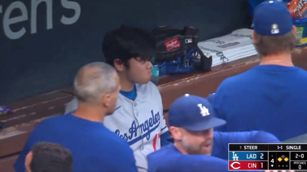 더그아웃에서 휴식을 취하는 오타니(사진=MLB 중계화면)