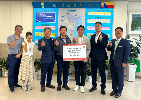 골프존문화재단이 30일 감포읍 행정복지센터에서 '2025 골프존 이웃사랑 행복나눔' 후원식을 개최했다. (왼쪽부터) 최원종 감포읍 부읍장, 안진영 감포읍 행정복지센터 맞춤형복지팀장, 오상도 경주시의원, 이채우 감포읍장, 이승준 골프존카운티 사업부장, 박영준 골프존문화재단 팀장, 신순용 골프존카운티 지배인이 기념 촬영을 하고 있다. 사진 | 골프존