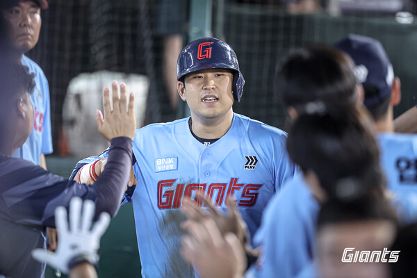 30일 롯데 유강남이 득점을 올린 뒤 덕아웃에서 축하를 받고 있다. (사진=롯데 자이언츠)