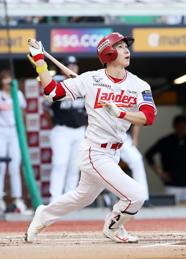 지난 10일 KT전에서 SSG 박성한이 홈런을 친 뒤 타구를 바라보고 있다. (사진=SSG 랜더스)