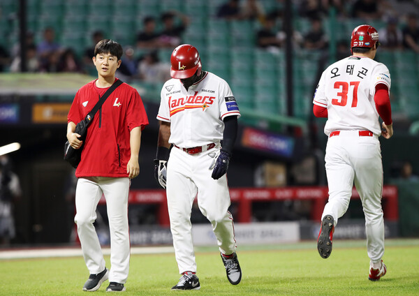 지난 30일 키움과의 경기에서 부상당한 에레디아가 그라운드 밖으로 나가고 있다. (사진=SSG 랜더스)