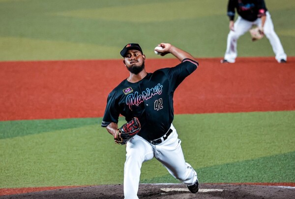 키움 히어로즈가 30일 KBO에 외국인 투수 케니 로젠버그의 웨이버 공시를 요청하고, 새 외국인 투수로 C.C 메르세데스(Cristopher Crisostomo Mercedes, 31, 좌투양타)를 총액 28만 달러(이적료 포함)에 영입했다(사진=키움)