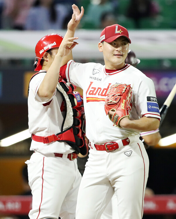 31일 SSG 랜더스의 불펜투수 조병현과 포수 이지영이 승리 후 세레머니를 펼치고 있다. (사진=SSG 랜더스)