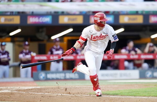 31일 SSG 랜더스 최지훈이 안타를 날린 뒤 베이스를 향해 뛰고 있다. (사진=SSG 랜더스)