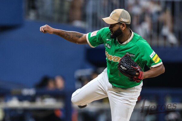 키움 히어로즈의 선발투수 라울 알칸타라가 투구하고 있다. (사진=키움 히어로즈)