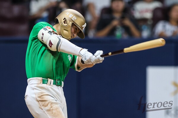 지난 1일 고척 스카이돔에서 열린 롯데전에서 염승원이 안타를 날리고 있다. (사진=키움 히어로즈)