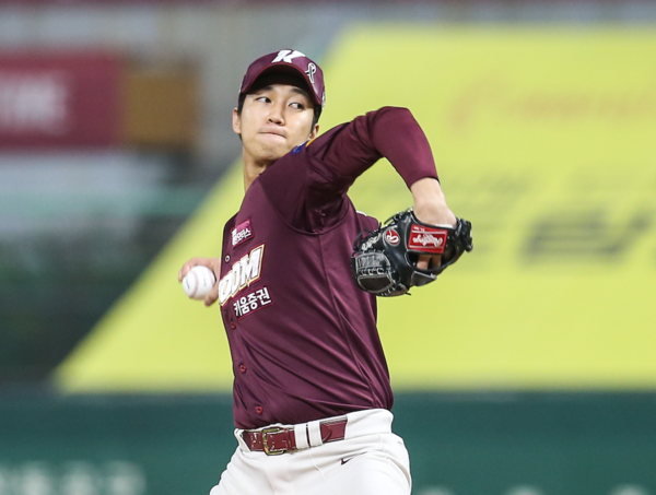 안우진의 피칭 동작(사진=키움)