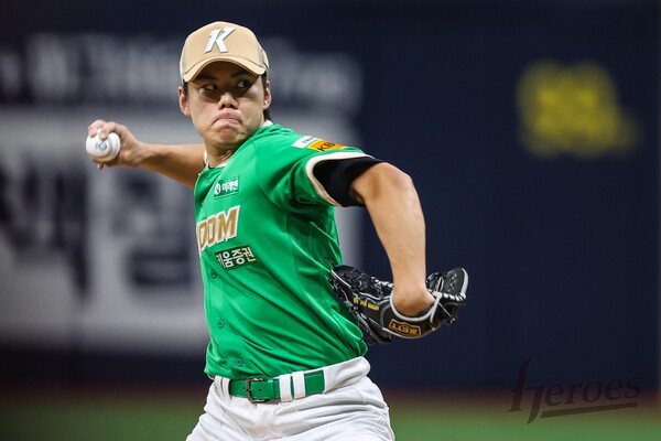 키움 김윤하가 2일 고척 롯데전에 선발등판해 힘차게 공을 뿌리고 있다. 사진 | 히어로즈