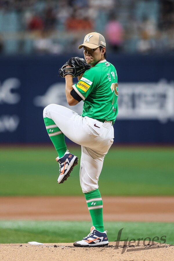 키움 김윤하가 2일 고척 롯데전에 선발등판해 힘차게 공을 뿌리고 있다. 사진 | 히어로즈