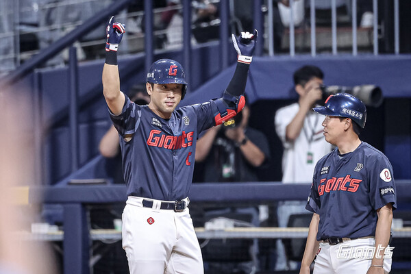 롯데 전준우가 9회 대타로 나와 동점 적시타를 터트린 뛰 세리머니를 하고 있다. 사진 | 롯데