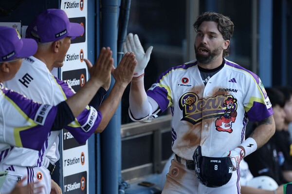 두산 베어스 제이크 케이브가 홈런을 친 뒤 덕아웃에서 동료들의 축하를 받고 있다. (사진=두산 베어스)