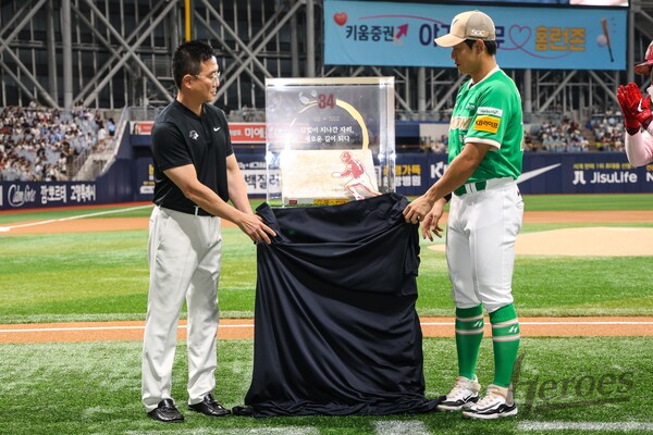 키움 송성문이 KBO최다연속도루신기록 시상식 후 기념촬영을 하고 있다. 사진 | 히어로즈