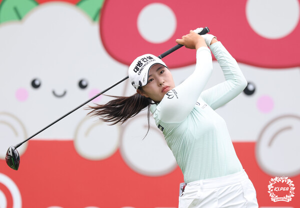 티샷하는 성유진. 사진 | KLPGA