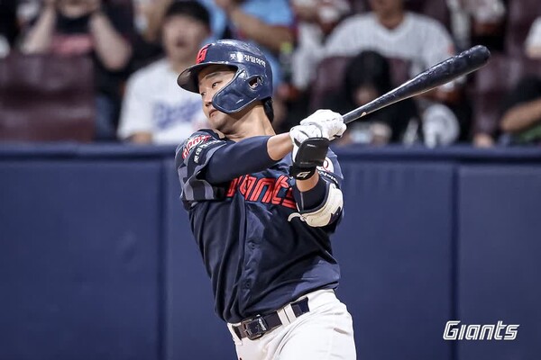 롯데 자이언츠 손호영이 타석에서 안타를 날리고 있다. (사진=롯데 자이언츠)