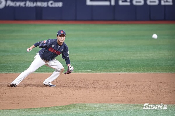 롯데 자이언츠 손호영이 날라오는 공을 향해 몸을 던지고 있다. (사진=롯데 자이언츠)