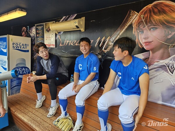 박건우와 야구 꿈나무들의 깜짝 만남(사진=NC)