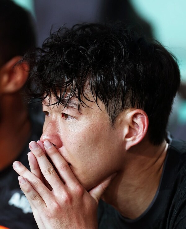 손흥민이 3일 토트넘 고별전에서 눈물을 보이고 있다. (사진=토트넘 공식 SNS)