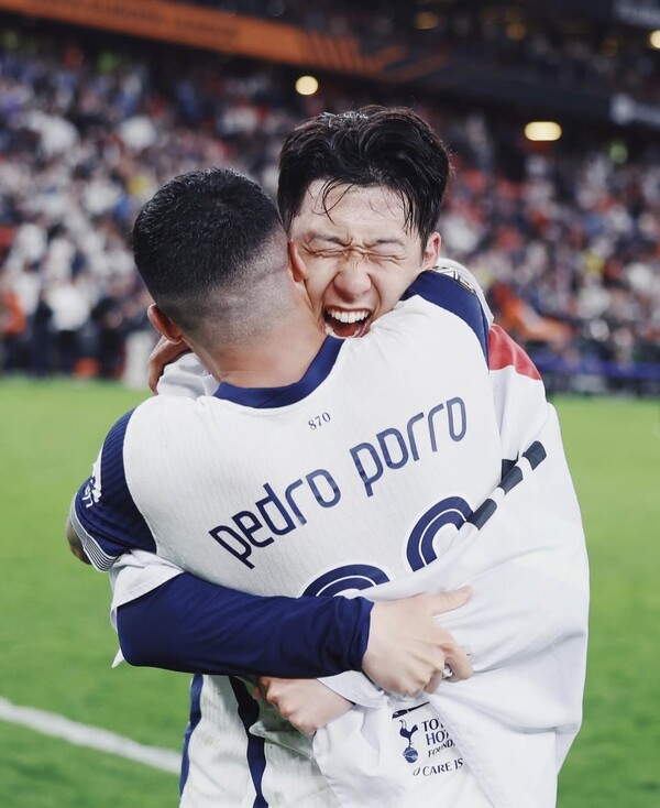 토트넘 수비수 페드로 포로가 손흥민과 포옹하는 사진을 올리며 손흥민에 작별을 고했다. (사진=페드로 포로 SNS)