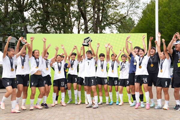 나이키 프리미어컵 정상에 오른 여자 U-15 선발팀의 우승 세레머니 장면 (사진=대한축구협회)