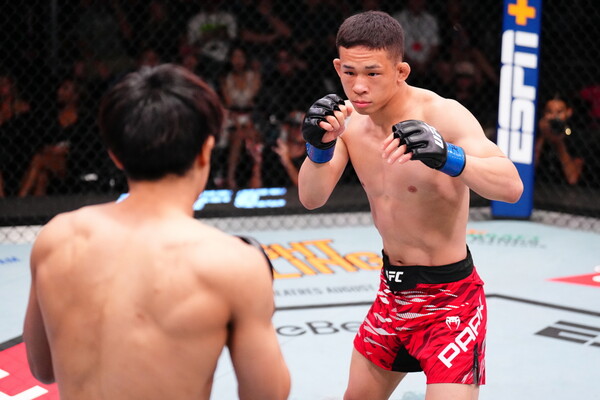 타이라와 맞붙고 있는 박현성. 사진 | UFC