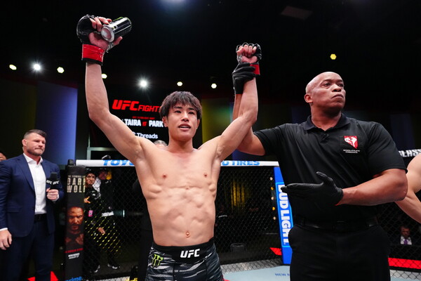 타이라가 박현성을 꺾고 기뻐하고 있다. 사진 | UFC