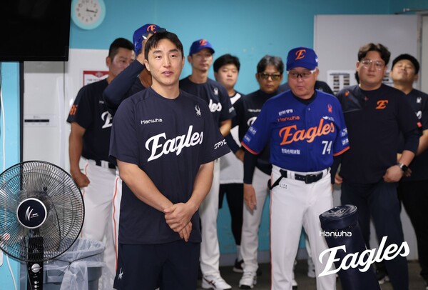 선수단과 인사하는 손아섭(사진=한화)