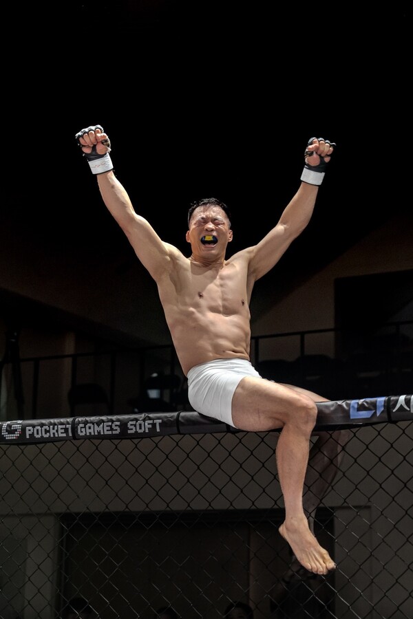 대한민국 UFC 7호 파이터 ‘코리안 불도저’ 남의철이 8월 경기도 오산시 블랙컴뱃 라이즈 7 메인이벤트 한일전을 이긴 후 6년 만의 종합격투기 승리에 감격하고 있다. 사진=이데아 파라곤 제공