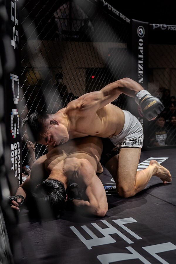 대한민국 UFC 7호 파이터 남의철이 8월 경기도 오산시 블랙컴뱃 라이즈 7 메인이벤트 페더급 한일전에서 ‘아이언 힙’ 미야히라 슈타로를 ‘코리안 불도저’ 특유의 그라운드 앤드 파운드로 공격하고 있다. 사진=이데아 파라곤 제공