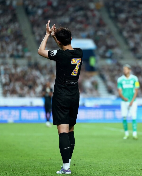 손흥민이 교체 돼 나가며 관중석에 감사의 인사를 하고 있다. (사진=토트넘 SNS)