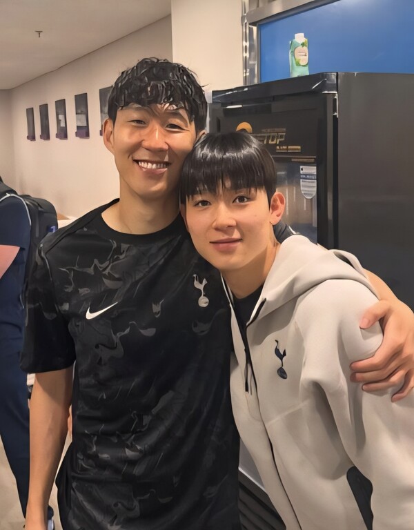 양민혁(오른쪽)이 손흥민과 다정하게 사진 촬영에 임했다. (사진=양민혁 SNS)