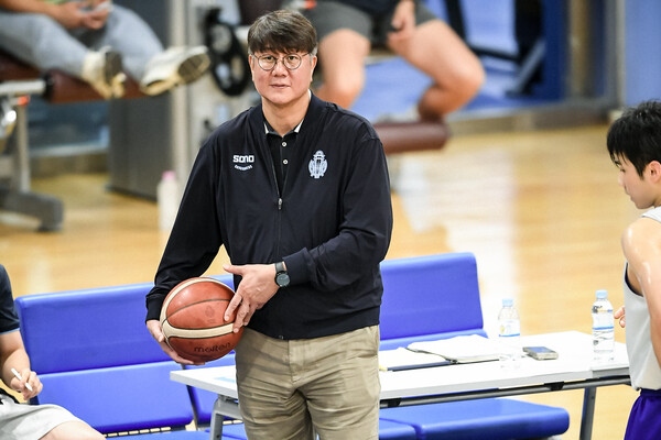 소노 지휘봉을 새로 잡은 손창환 감독. 사진 | KBL