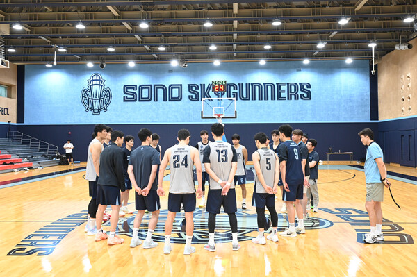 훈련 중 의견을 나누는 소노 선수들. 사진 | KBL