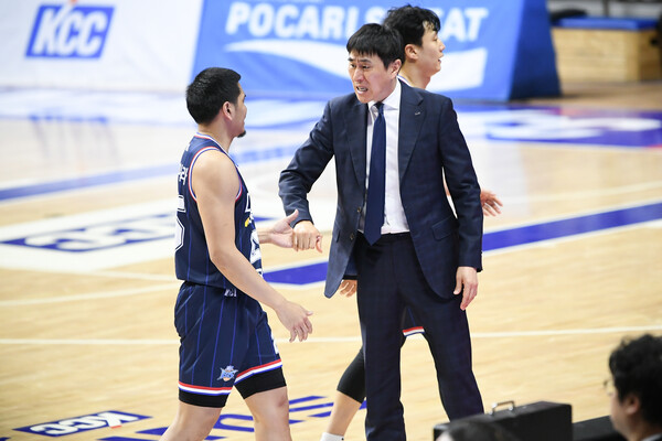지난 시즌 KCC 아시아쿼터 선수로 뛴 에피스톨라(왼쪽)와 KCC 지휘봉을 잡게 된 이상민 감독. 사진 | KBL