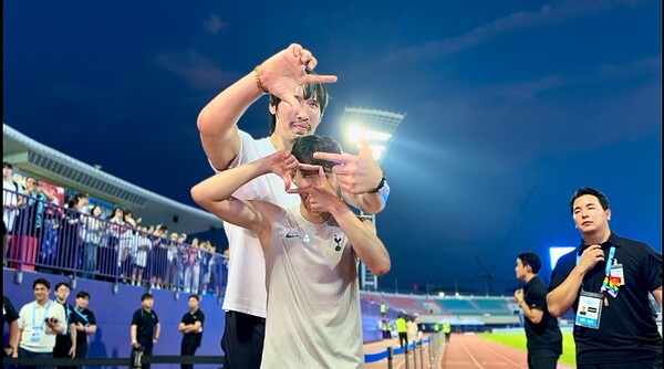 최홍만이 손흥민과 기념사진을 찍고 있다. 사진 | 올파이츠유니버스