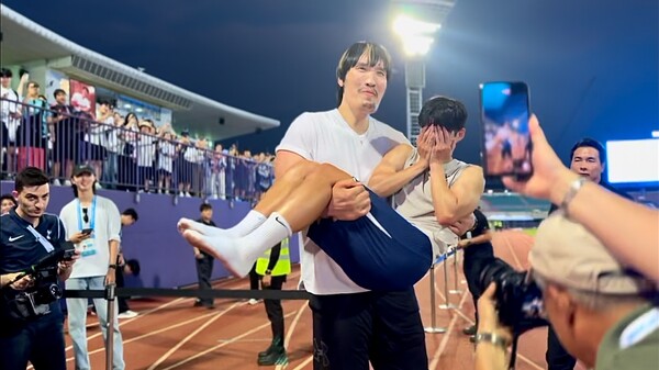 최홍만이 양민혁을 번쩍 들어올리고 있다. 사진 | 올파이츠유니버스