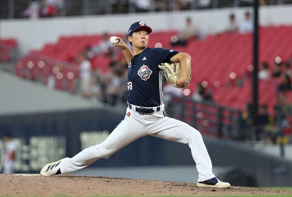 두산 베어스의 선발투수 최민석이 마운드에서 역투를 펼치고 있다. (사진=두산 베어스)