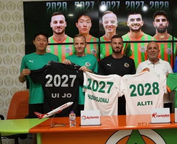 황의조(가장 왼쪽)가 소속팀과 2027년까지 계약을 연장했다 (사진=알란야스포르 공식 홈페이지)