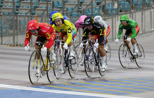 특선급 결승전에서 타종이 울리자 3번 류재열, 5번 임채빈, 2번 정종진 순으로 결승선을 향해 전력 질주하고 있다. 사진 | KSPO