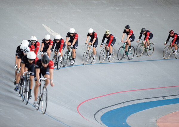 경륜훈련원에서 훈련 중인 경륜 선수 후보생. 사진 | KSPO
