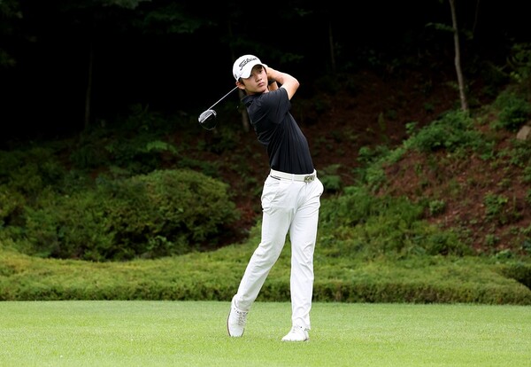 2025년 KPGA 회장배 주니어 선수권 대회에 출전해 플레이 중인 우승자 백승경. 사진 | KPGA