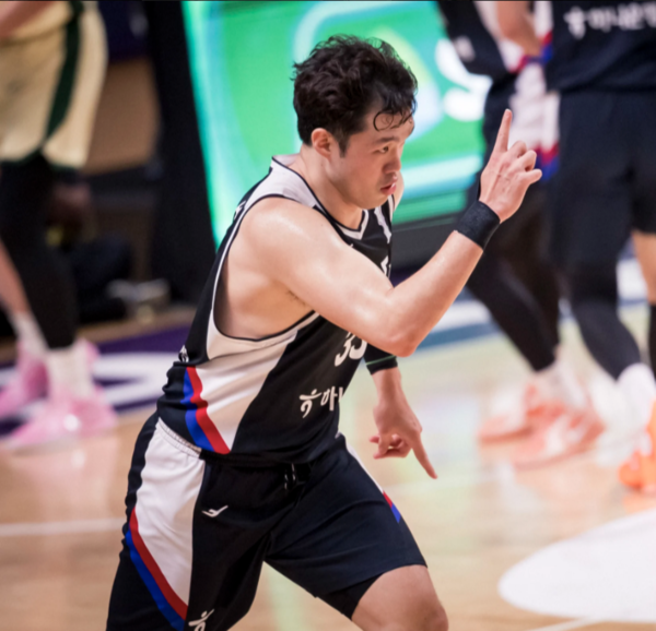 국가대표 골밑을 지키는 이승현. 사진 | 대한민국농구협회