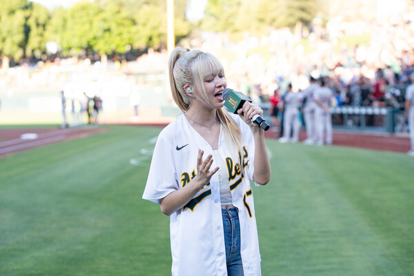 K팝 걸그룹 엔믹스가 미국 메이저리그(MLB) 무대에서 특별한 공연을 펼쳤다(사진=스포츠인텔리전스그룹)