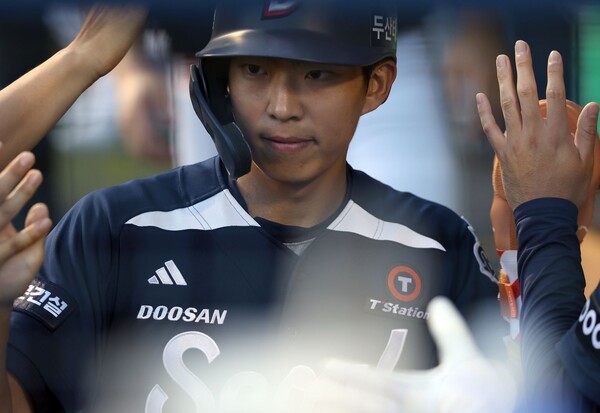 두산의 ‘잠실 제니’ 김민석이 721일 만의 화끈한 홈런포로 팀의 극적인 역전승을 이끌었다(사진=두산)